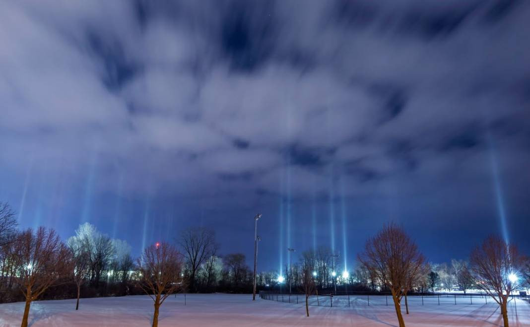 Gökyüzünde Görsel Şölen: Işık Sütunları. Gören bir daha dönüp bakıyor - Resim: 18